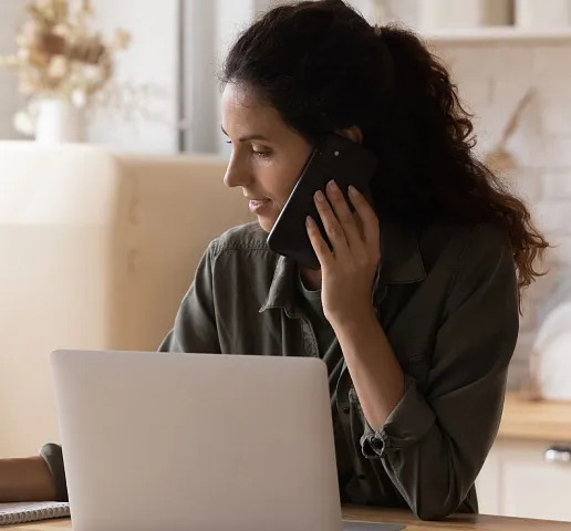 Servicio de atención telefónica bancaria disponible las 24 horas