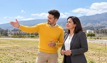 Dos personas visitando un terreno que quieren comprar con el Crédito Hipotecario Productivo deBanco Pichincha