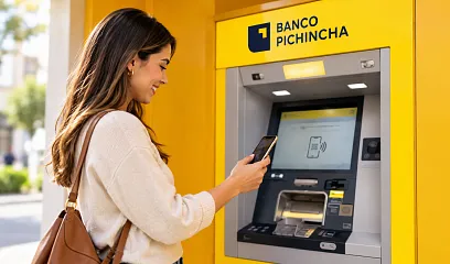 Mujer retirando dinero de un cajero automático Banco Pichincha sin usar su tarjeta