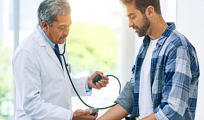 Un doctor está revisando un paciente.