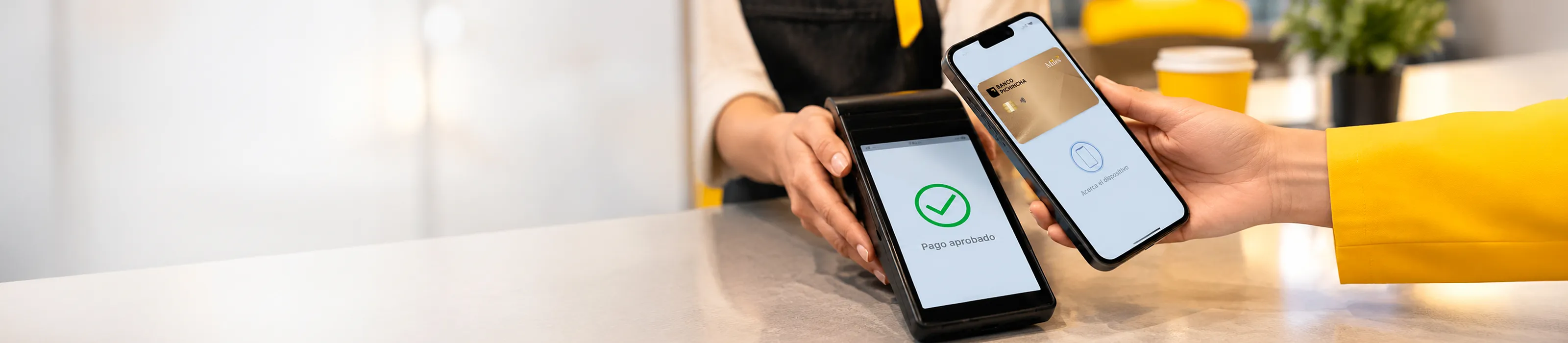 Cliente haciendo un pago con su Tarjeta Banco Pichincha desde su billetera digital
