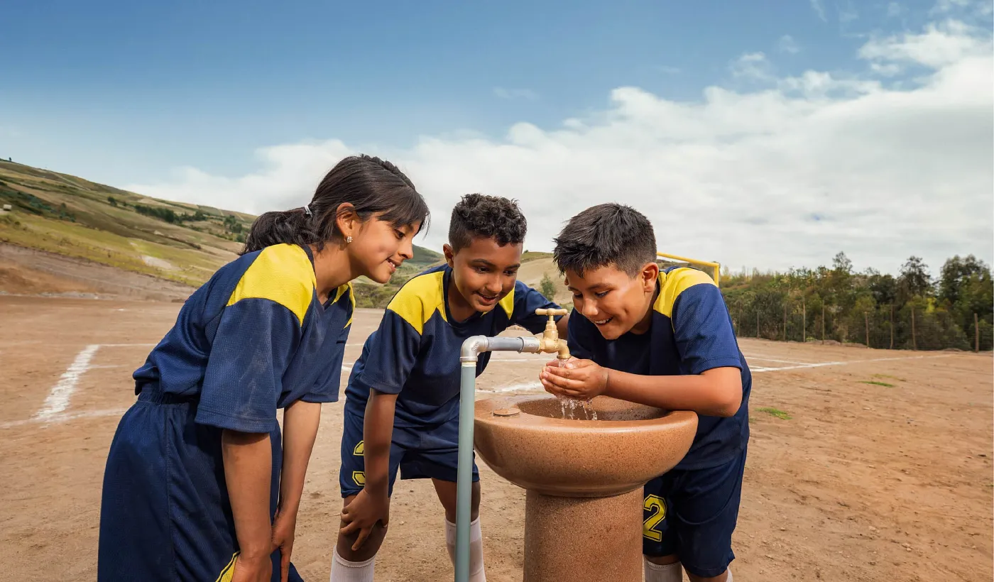 Sumar Juntos de Banco Pichincha dota de agua potable a poblaciones rurales de Ecuador