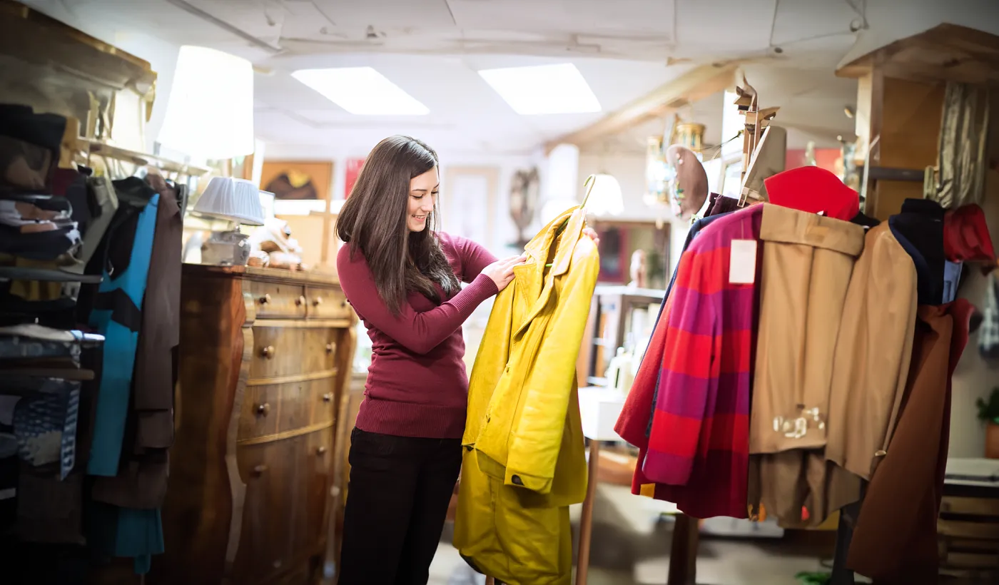 La moda de reusar: consejos para comprar ropa de segunda mano