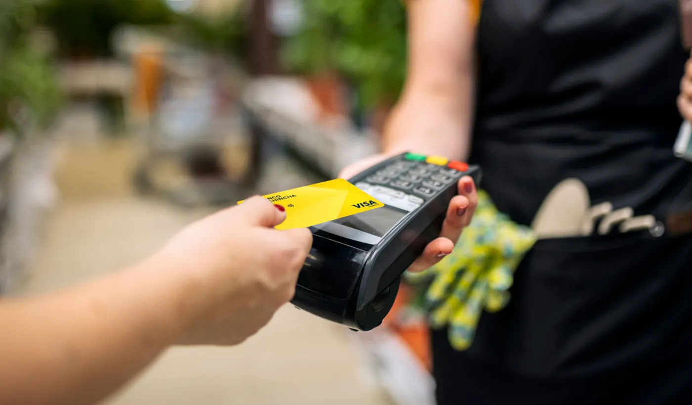 Qué es una tarjeta de débito y cómo usarla para comprar